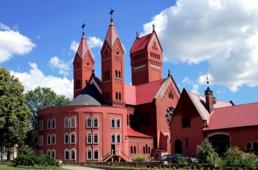 Красный костел Святого Симеона и Елены в Минске – святой католический храм